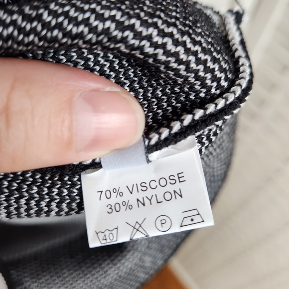 Nichole Lynel Black‎ And White Knit Romper Zebra Shorts Size Small - Picture 8 of 8